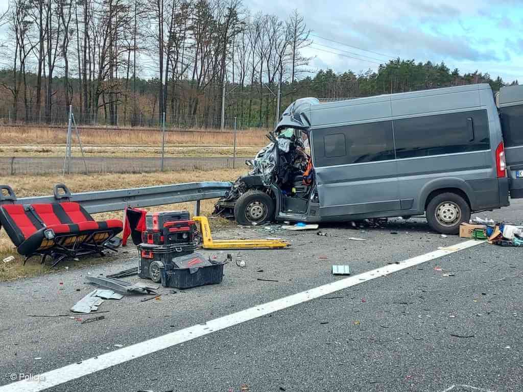 We wtorek rano na małopolskim odcinku autostrady A4 pomiędzy Brzeskiem a Tarnowem doszło do tragicznego wypadku. Cztery osoby nie żyją.