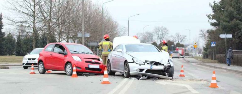 Zderzenie dwóch samochodów. Ranni seniorzy – FOTO