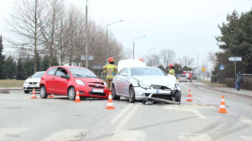 Dwie osoby odniosły obrażenia w wypadku dwóch samochodów, do którego doszło na skrzyżowaniu ulic Leszczyńskiej i Męczeństwa Narodów w Oświęcimiu.