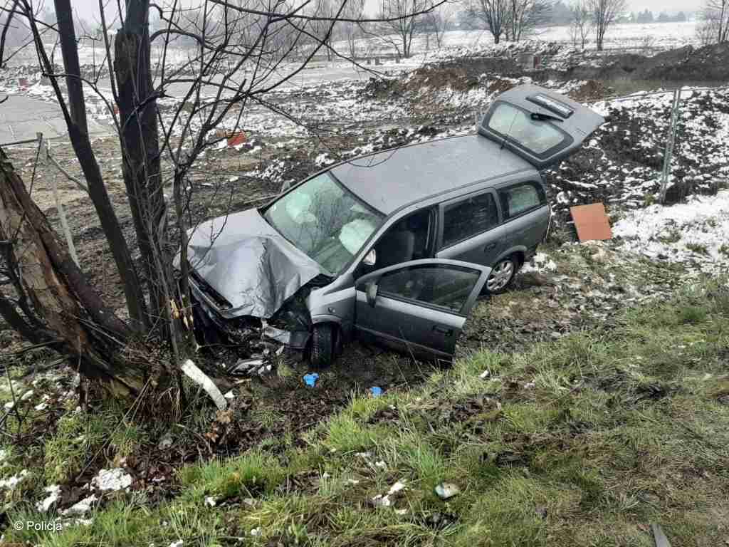 W piątek po godzinie 12 na ulicy Ofiar Oświęcimia w Brzeszczach pijany kierowca rozbił dwa samochody. Tylko on trafił do szpitala.