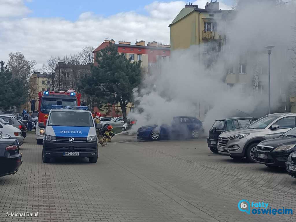 W niedzielę po południu na parkingu przy ulicy Kasprowicza w Oświęcimiu doszło do pożaru samochodu. Informacje przekazał nam czytelnik eFO.