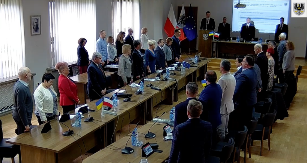 W środę o godzinie 14 rozpoczęła się sesja Rady Powiatu w Oświęcimiu. Obecni uczcili ofiary zbrodni wojennych na Ukrainie.