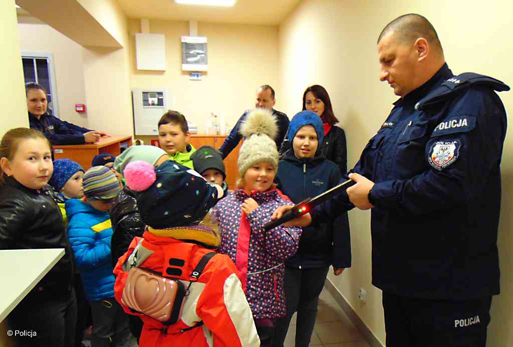 Kilkanaścioro młodych mieszkańców Włosienicy odwiedziło Komendę Powiatową Policji (KPP) w Oświęcimiu i zapoznało się z policyjną służbą.