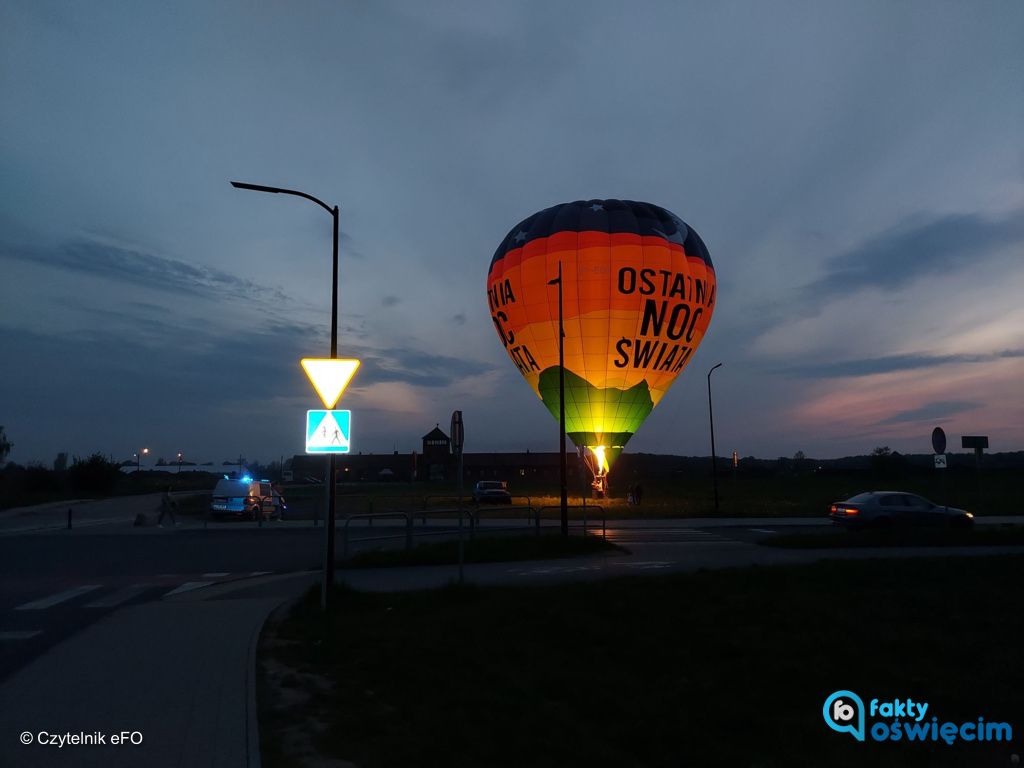 Kilkadziesiąt metrów od Bramy Śmierci przed byłym obozem Auschwitz II - Birkenau pojawił się balon z napisem „Ostatnia noc świata”.