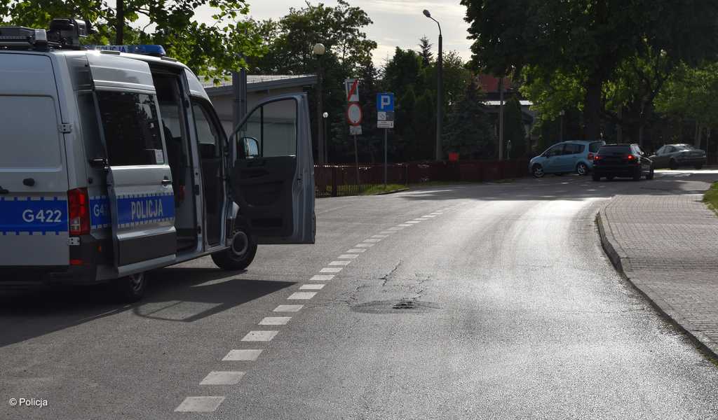 Skuter i samochód osobowy zderzyły się w poniedziałek w Oświęcimiu. Jedna osoba doznała obrażeń ciała. Policjanci wyjaśniają okoliczności zdarzenia.