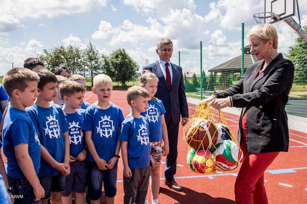 Szkoła Podstawowa nr 2 w Osieku ma nowe boisko wielofunkcyjne. Uczniowie już wypróbowali obiekt o wymiarach 21 na 42 metry.