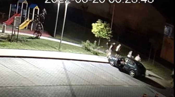 Przyjechali na plac zabaw przy pumptracku i tężni solankowej w Polance Wielkiej nocą. Wyżywali się na sprzętach. Szczęśliwie Wielki Brat czuwał.