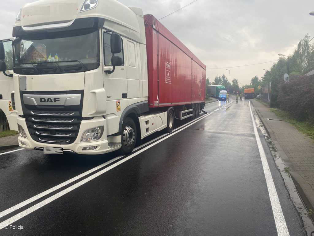 We wtorek na ulicy Śląskiej w Babicach w ciągu drogi krajowej nr 44 zderzyły się dwa samochody ciężarowe. Trwają utrudnienia w ruchu.