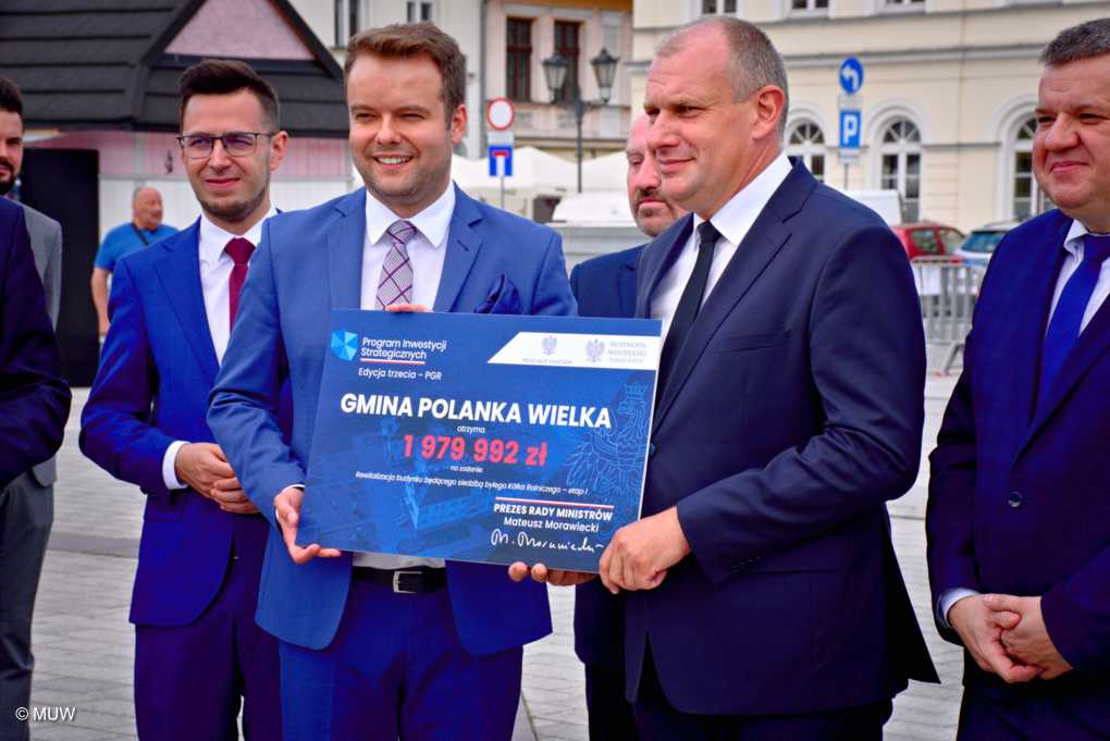 Na oświęcimskim rynku wojewoda małopolski i posłowie partii rządzącej przekazali przedstawicielom samorządów z czterech powiatów symboliczne czeki.