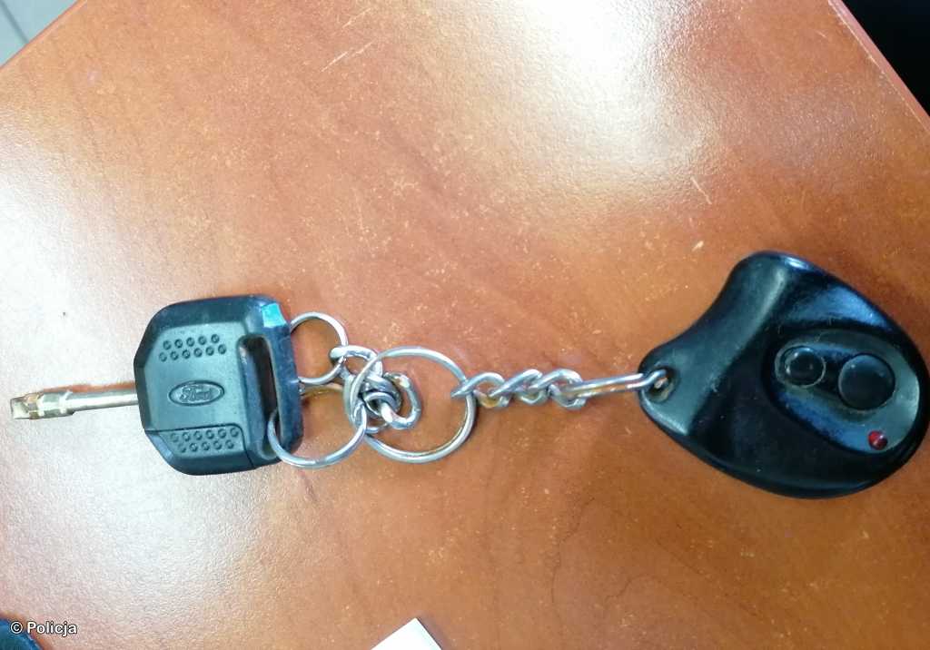 W Komisariacie Policji Kętach właściciele mogą odebrać zagubiony kluczyk do samochodu i telefon komórkowy starego typu.
