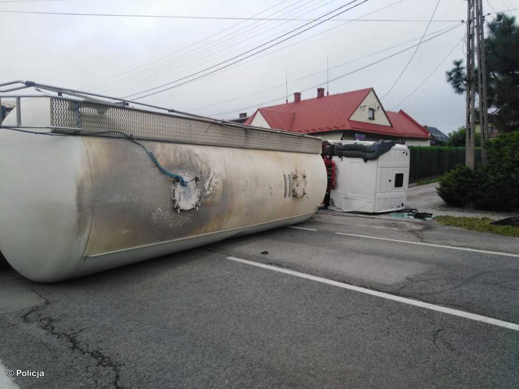 W sobotę w nocy na drodze krajowej nr 52 w Bulowicach doszło do zderzenia samochodu osobowego i ciągnika siodłowego z cysterną.