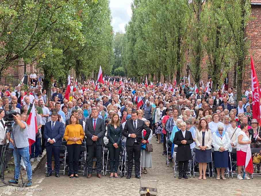 Setki osób przybyło do byłego niemieckiego nazistowskiego obozu koncentracyjnego Auschwitz, by uczcić świętego Maksymiliana Marię Kolbego.