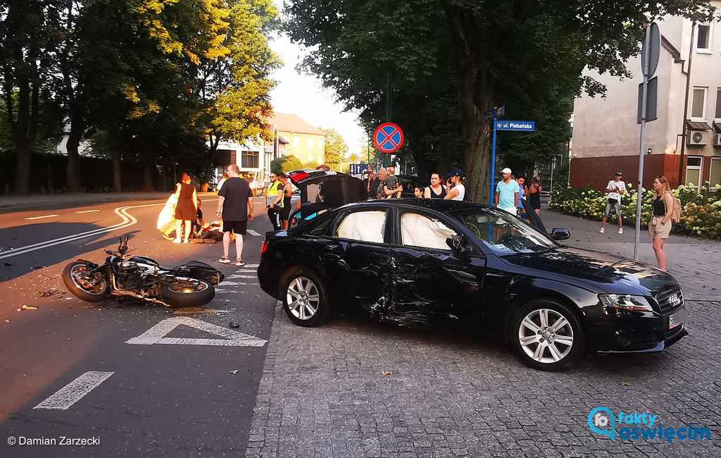 W czwartek po południu w Starym Mieście w Oświęcimiu wydarzył się wypadek drogowy. Kierowca samochodu zajechał drogę motocykliście.
