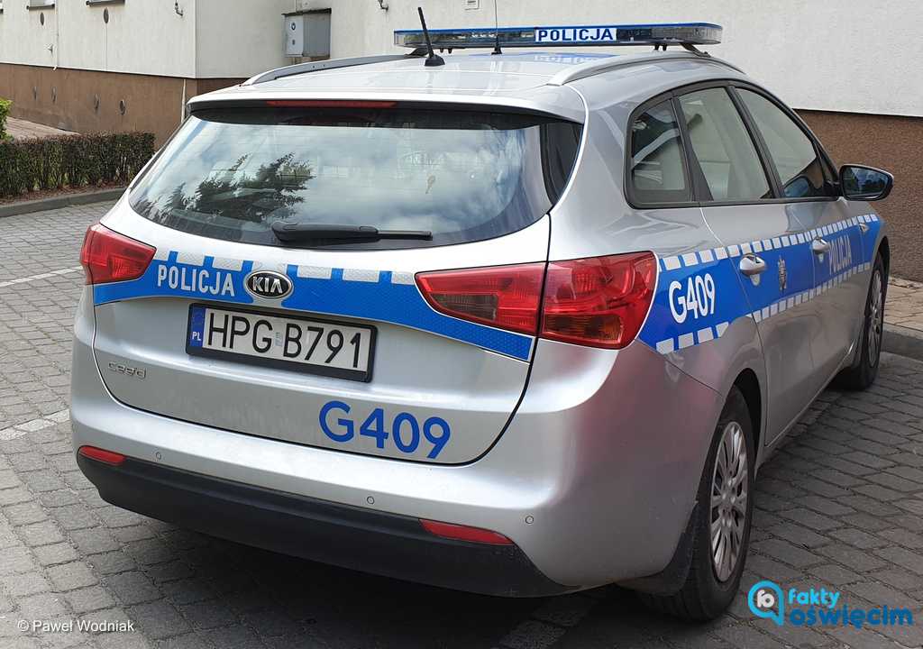 W piątek po południu na ulicy Turystycznej w Jawiszowicach kierowca nissana zderzył się z radiowozem kia, jadącym na sygnałach uprzywilejowania.