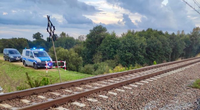 Na torowisku w Bobrku zginął mężczyzna o nieustalonej dotąd tożsamości. Fot. Policja