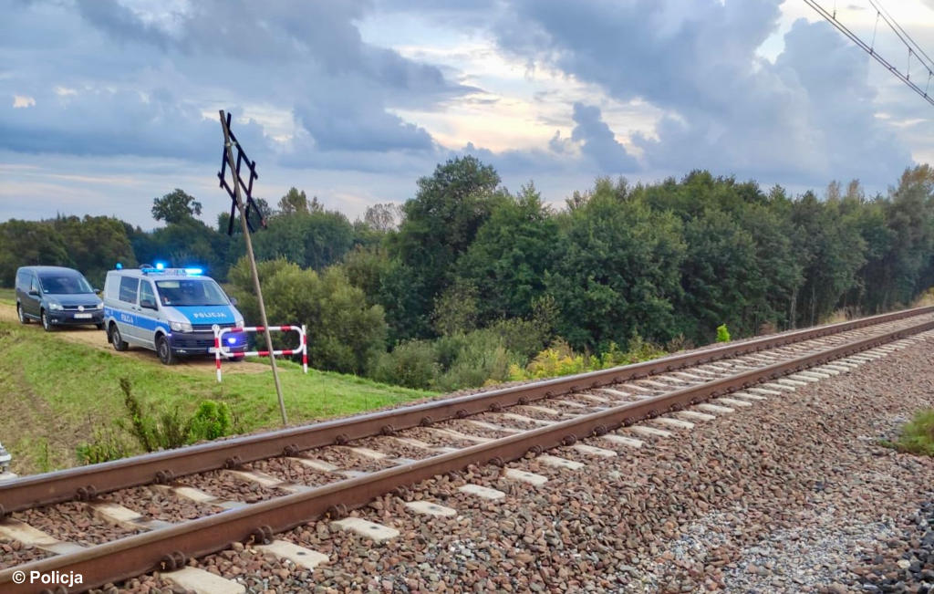 Na torowisku w Bobrku zginął mężczyzna o nieustalonej dotąd tożsamości. Fot. Policja