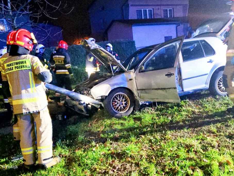 Ponad dwa promile miał 45-letni mężczyzna, który jadąc samochodem wypadł z jezdni i uszkodził znaki drogowe.