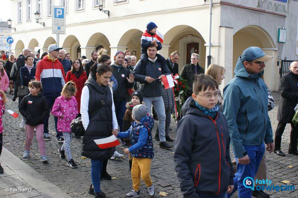 11 listopada 2022 roku o godzinie 11.11 oficjalne delegacje, ale przede wszystkim mieszkańcy Oświęcimia uczestniczyli w paradzie patriotycznej.