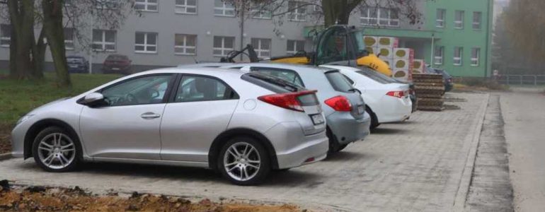 Nowy  parking przy szpitalu poprawia sytuację, ale nie rozwiązuje problemu – FOTO