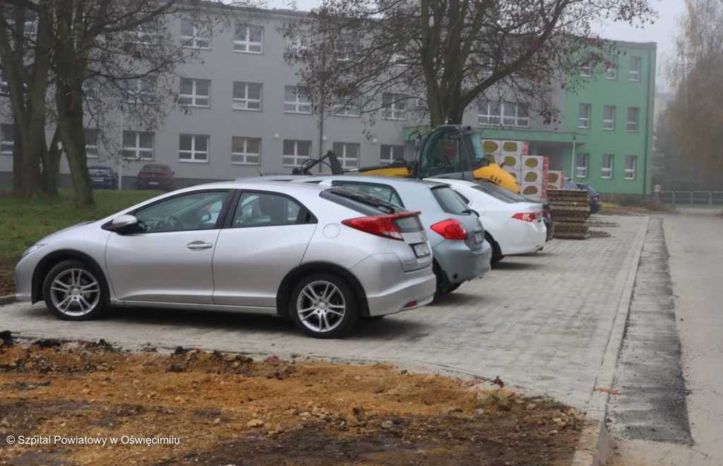 Pomiędzy głównym pawilonem Szpitala Powiatowego w Oświęcimiu a oddziałem psychiatrycznym powstały nowe miejsca parkingowe.