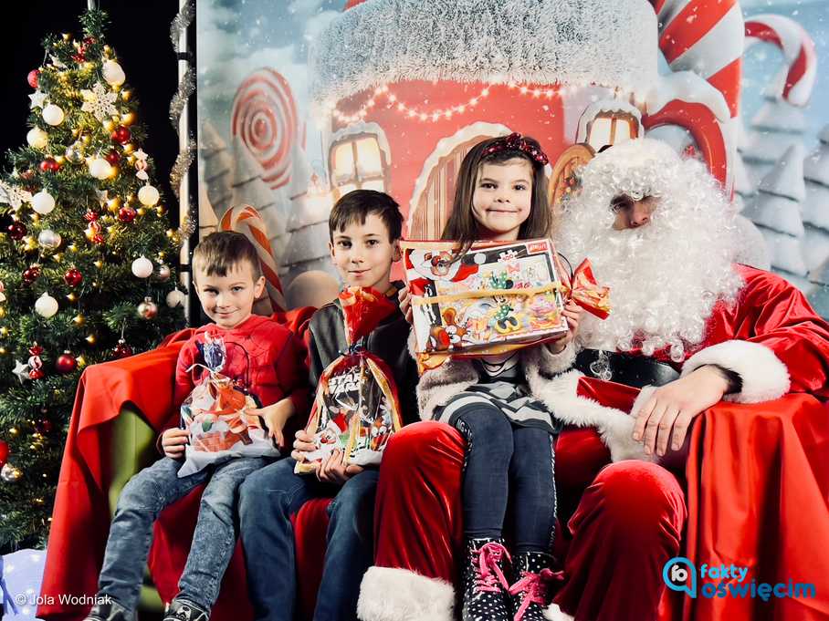 Młodzi mieszkańcy powiatu oświęcimskiego, nie tylko ci najgrzeczniejsi, otrzymali prezenty od świętego Mikołaja.