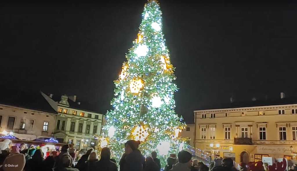 „Wieści z ratusza” pokazują choinkę na Rynku Głównym w Oświęcimiu, a także nową ładowarkę dla samochodów elektrycznych w park&ride.