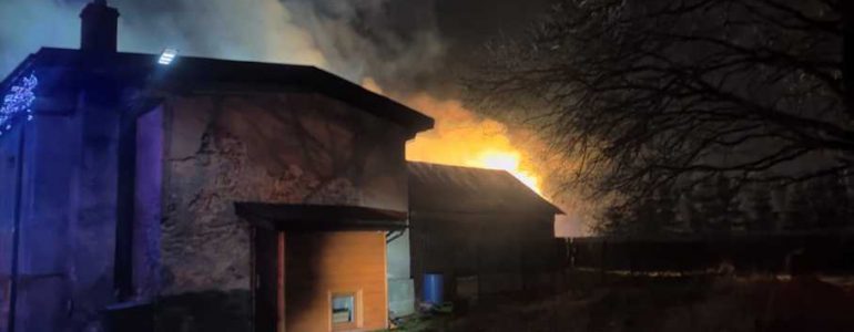 W Bobrku płonął budynek – FILMY, FOTO