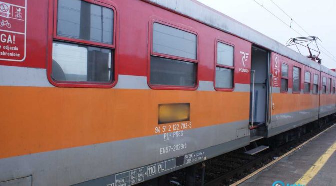 Pociąg pasażerski potrącił w czwartek rano młodą kobietę, która znalazła się na torowisku w Kętach Podlesiu. Piesza zginęła na miejscu.