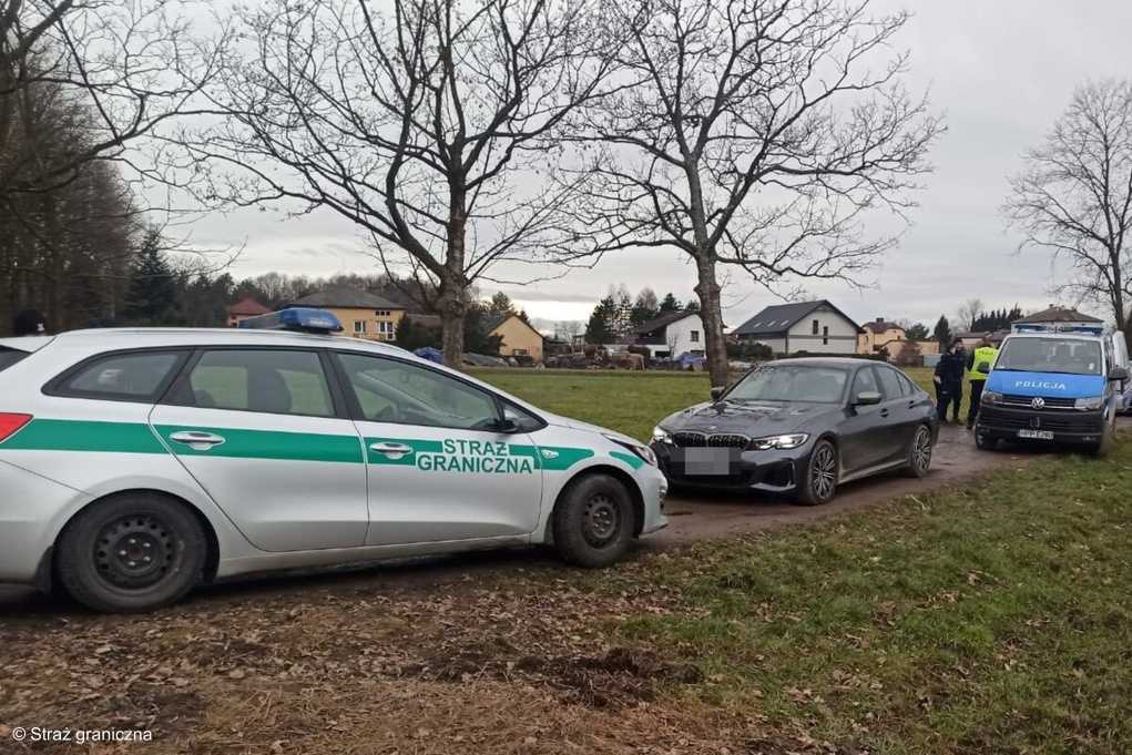 Policjanci z bielsko-bialskiej drogówki ścigali bmw na węgierskich numerach rejestracyjnych, a pościg skończyli w Jawiszowicach.