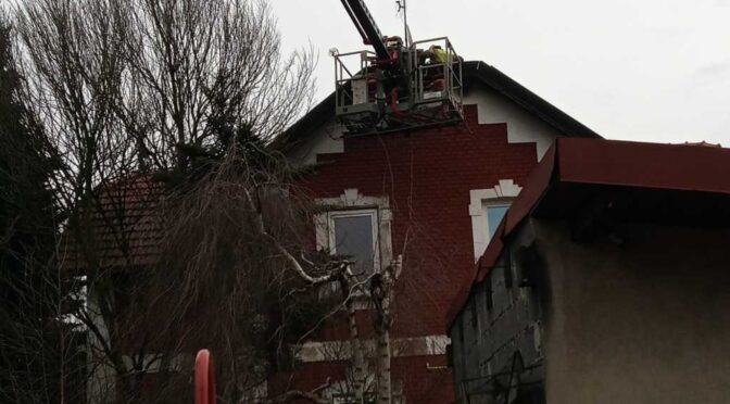 We wtorek późnym wieczorem doszło do pożaru poddasza domu wielorodzinnego w Brzeszczach. Było tam dużo materiału palnego.