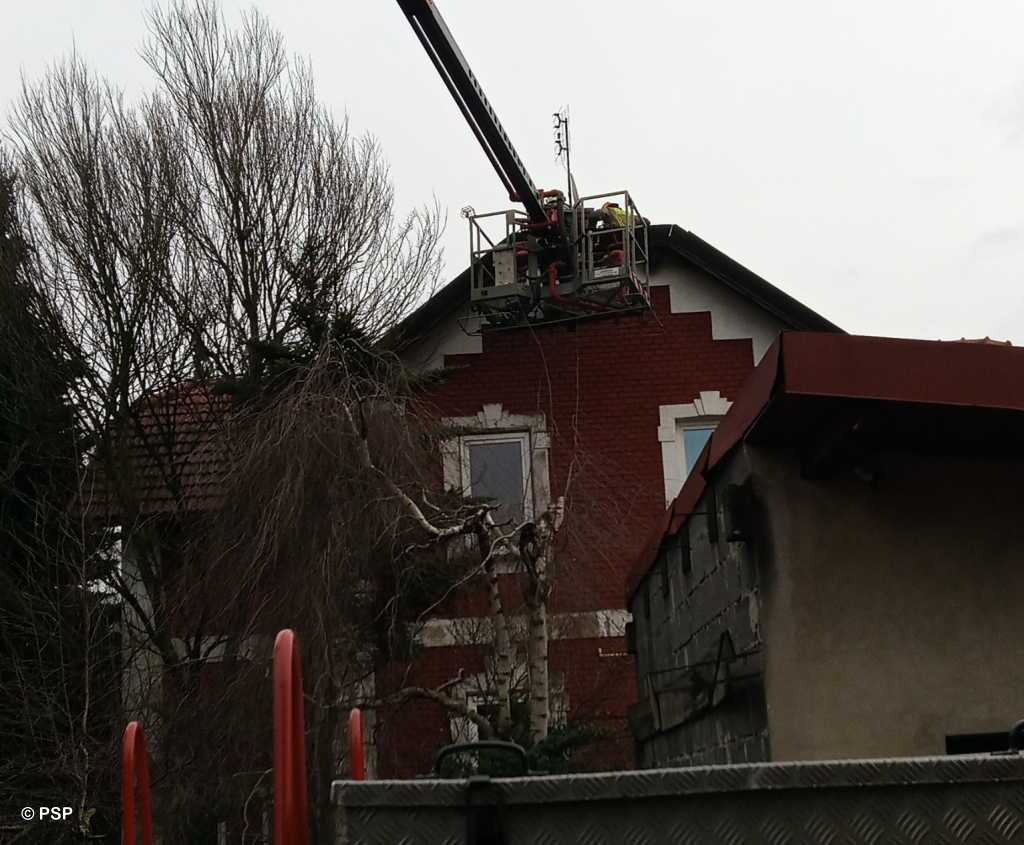 We wtorek późnym wieczorem doszło do pożaru poddasza domu wielorodzinnego w Brzeszczach. Było tam dużo materiału palnego.