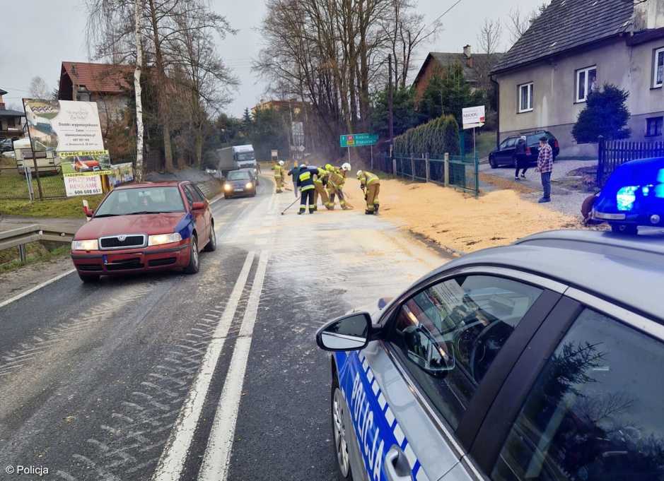 W niedzielę z przyczepy ciągnika rolniczego jadącego ulicą Krakowską w Przeciszowie wysypało się ziarno kukurydzy.