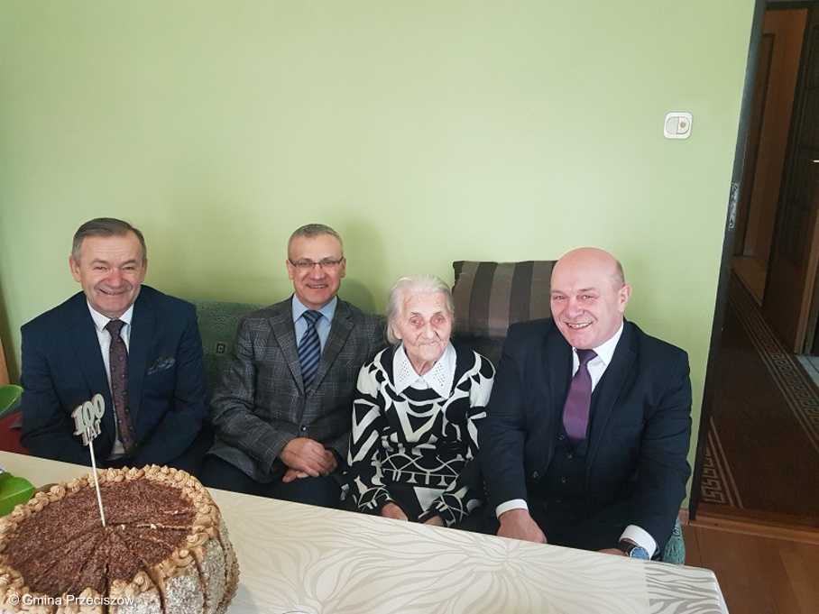 Bronisława Rąpel z Przeciszowa kilka dni temu obchodziła setne urodziny. Stulatka jest obecnie najstarszą mieszkanką gminy.