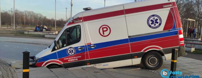 Ambulans wpadł do fontanny – FOTO – AKTUALIZACJA