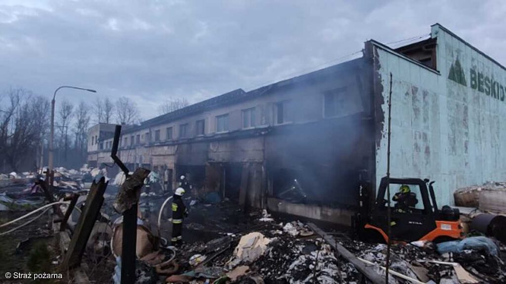 Pożar beli papieru w firmie papierniczej w Kętach