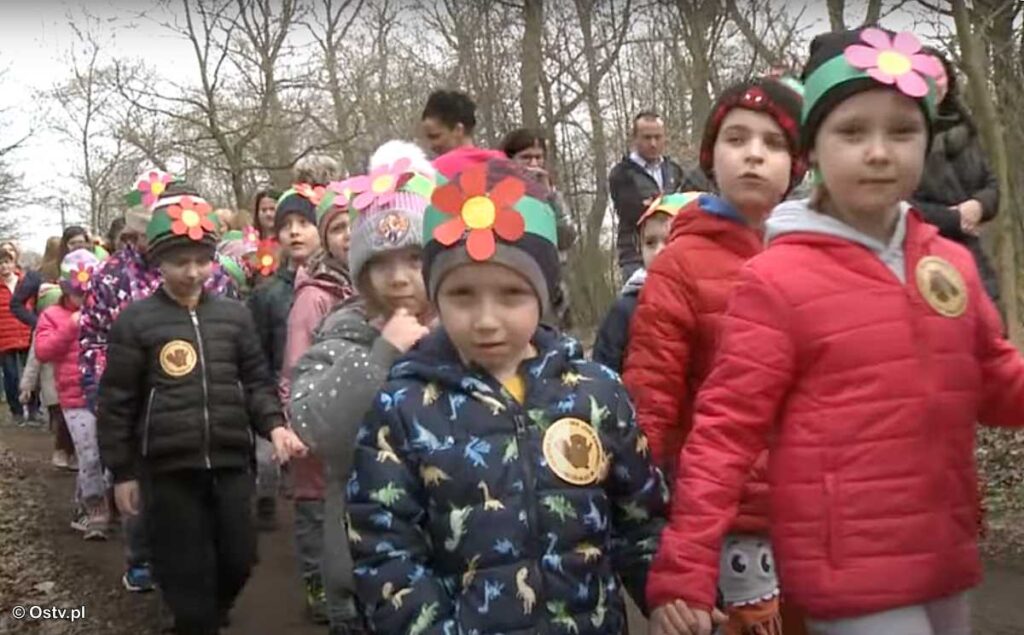 Dzieci na ścieżce edukacyjnej w Oświęcimiu