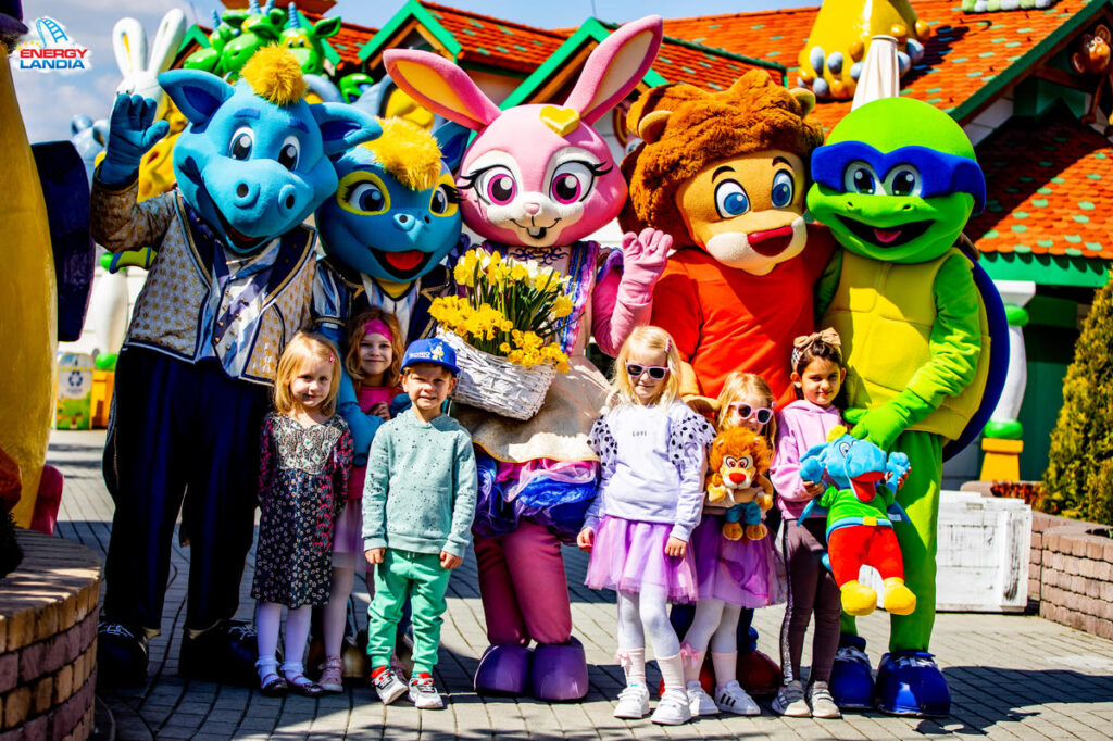 Energylandia, największy w Polsce rodzinny park rozrywki otwiera swoje bramy dla gości. Oferuje 6 stref zabawy, 123 atrakcje i mnóstwo radości. 