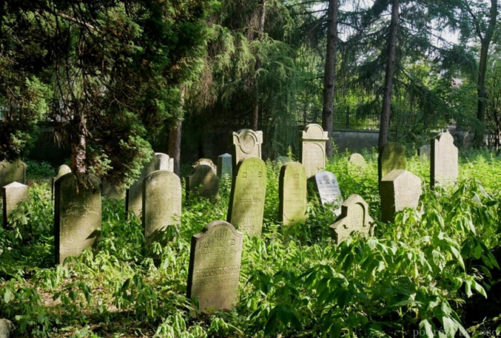 Klub Historyczny Osiedlowy Dom Kultury Zasole (ODK Zasole) w terenie organizuje spacer historyczny na Cmentarz Żydowski w Oświęcimiu.