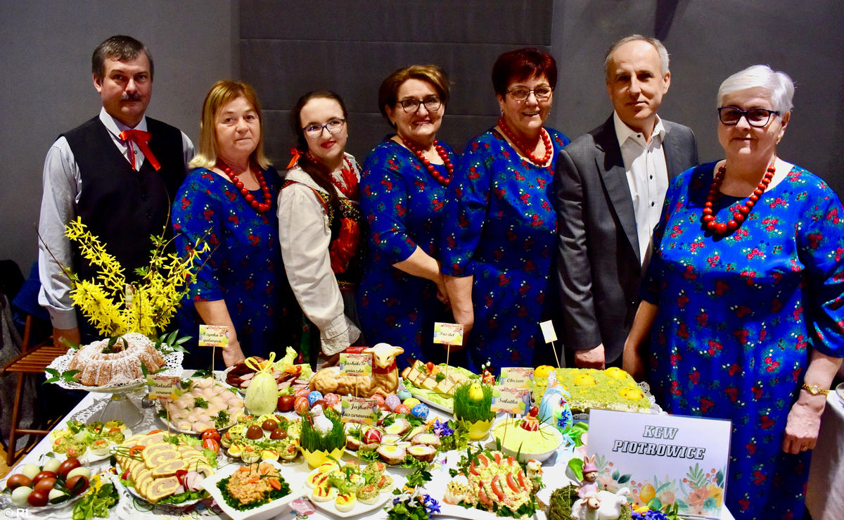 Gospodynie z Polski i Ukrainy przygotowały potrawy na Powiatowy Przegląd Stołów Wielkanocnych, który tym razem zawitał do Polanki Wielkiej.