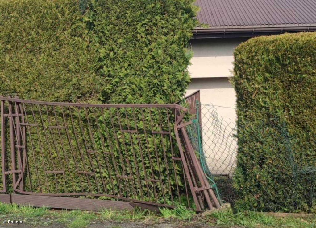 Uszkodzone ogrodzenie
