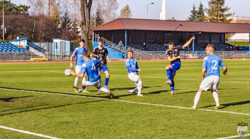 Prawdziwy test w sobotnie przedpołudnie czeka piłkarzy oświęcimskiej Unii. Biało-niebiescy zagrają na stadionie niekwestionowanego lidera czwartej ligi.
