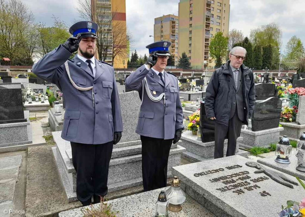 Policjanci na cmentarzu