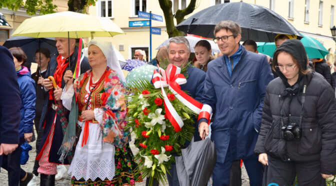 Kilkaset osób uczestniczyło w paradzie w ramach obchodów Święta Konstytucji 3 Maja w Oświęcimiu. Młodzi ludzie nieśli 20-metrową flagę.