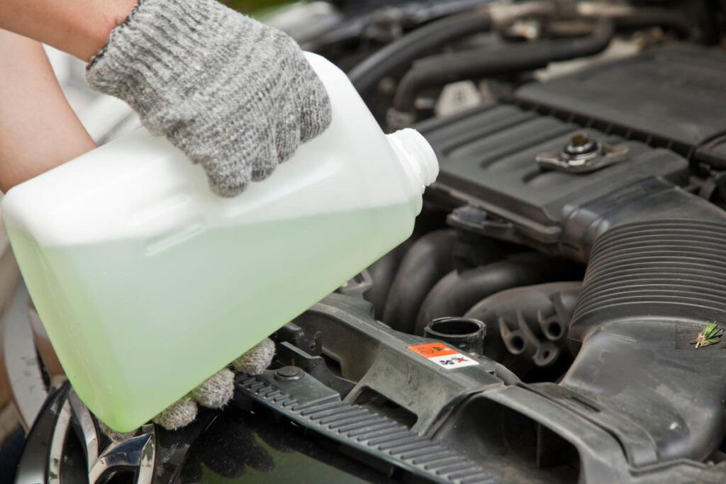 Wybór odpowiedniego płynu chłodzącego do silnika jest ważny, aby zapewnić właściwe chłodzenie silnika i zapobiec przegrzaniu.