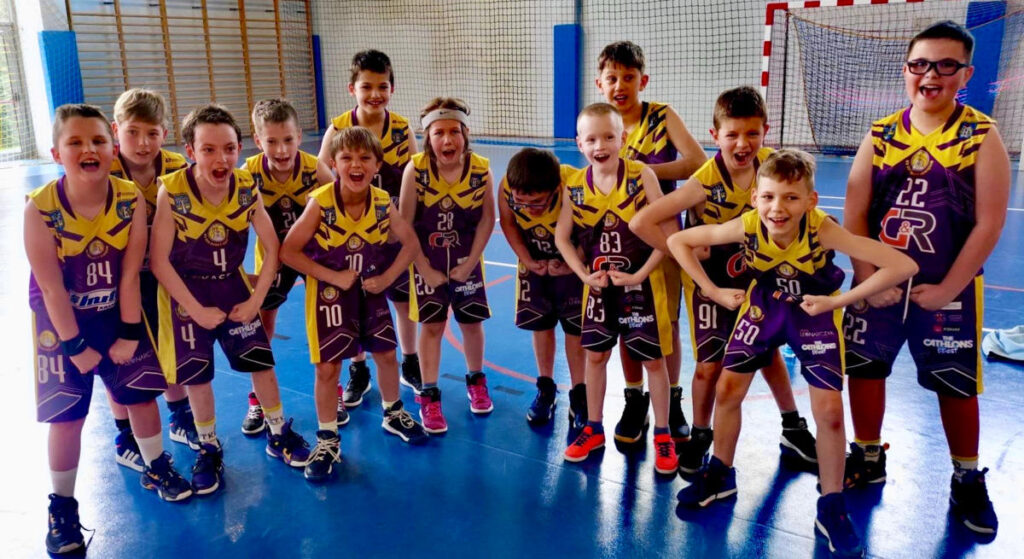 To był znakomity sezon w wykonaniu najmłodszych adeptów koszykówki w oświęcimskim Kadecie. 10-latkowie i ich o dwa lata starsi koledzy wywalczyli wicemistrzowskie tytuły.