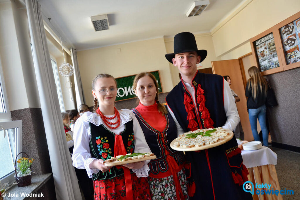 W Powiatowym Zespole nr 4 Szkół Ekonomiczno-Gastronomicznych w Oświęcimiu uczniowie wraz zaproszonymi gośćmi zjedli staropolskie śniadanie.