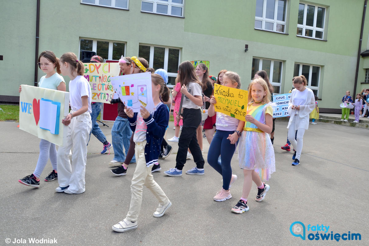 Uczniowie szkoły podstawowej nr 4 w Oświęcimiu bajkową paradą przeszli dzisiaj przez park Pokoju i okoliczne ulice.