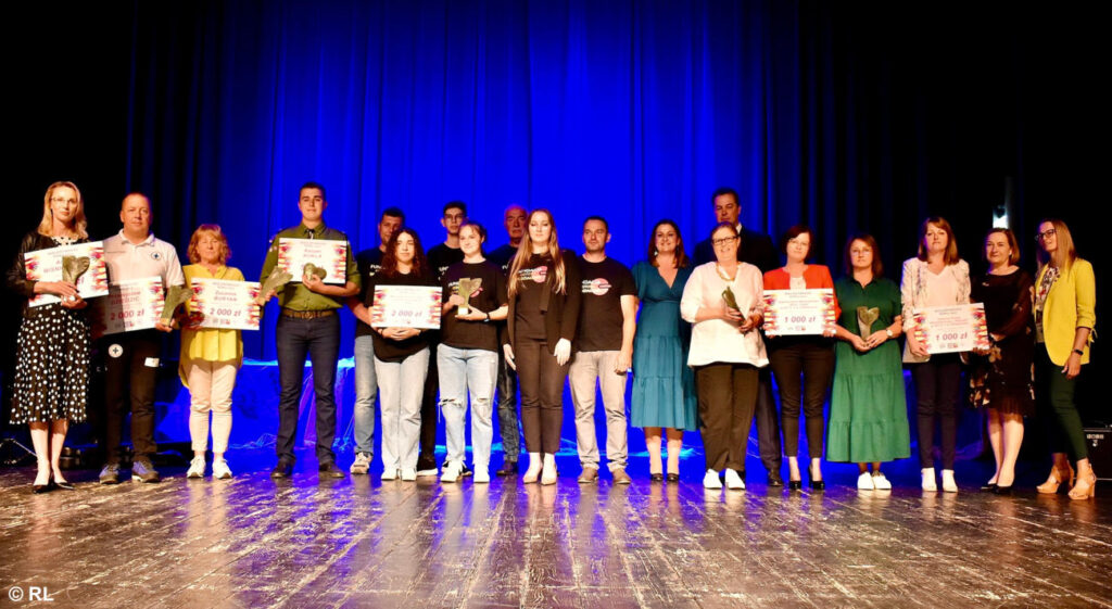Fundacja Mała Orkiestra Wielkiej Pomocy wraz z włodarzami powiatu nagrodziła wolontariuszy wyłonionych w konkursie „Wolontariusz Roku”.