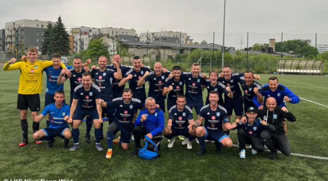 Piłkarze Niwy Nowa Wieś wygrali w ostatniej kolejce na wyjeździe z Garbarnią II Kraków i świętują awans do czwartej ligi.