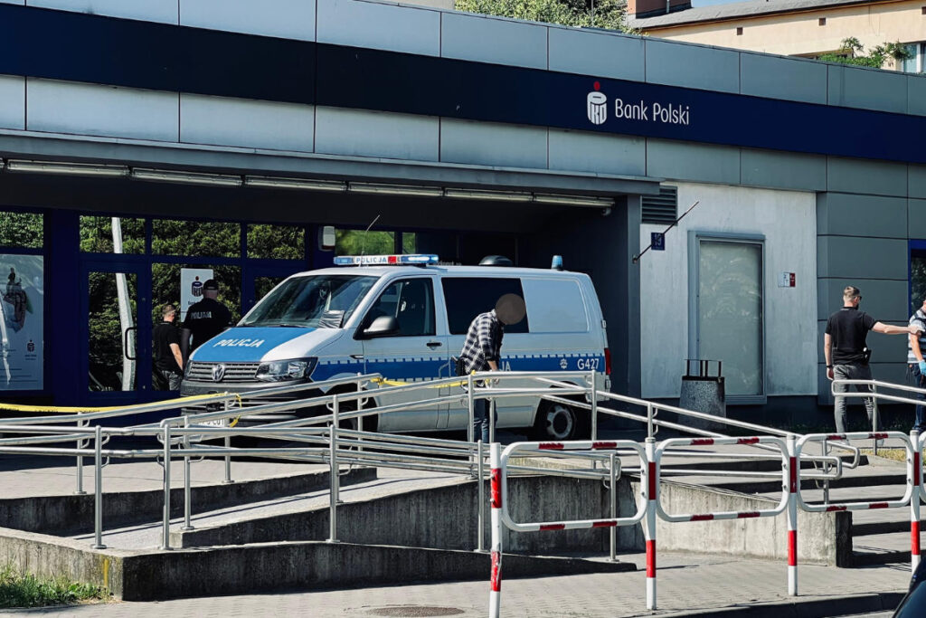 W poniedziałek około godziny 10 przy banku na ulicy Tysiąclecia w Oświęcimiu pojawili się policjanci. Zabezpieczali między innymi ślady krwi.